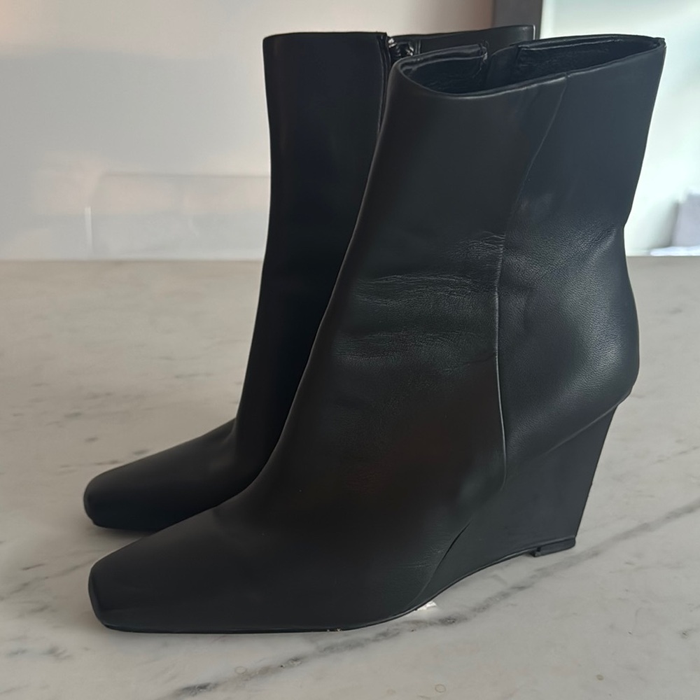 42 GOLD Black Heeled Boots Sleek Design